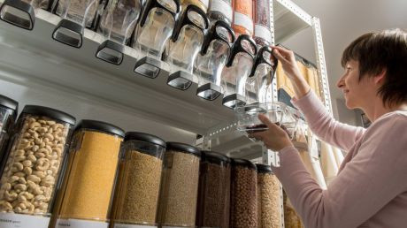 Kundin beim Einkaufen im verpackungsfrei Laden