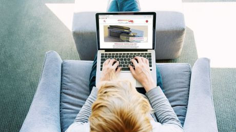 Die www.wenigermist.at wird bequem am dem Laptop betrachtet.