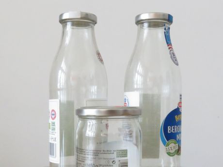 Bild vergrößern Milchflasche und Joghurtglas
