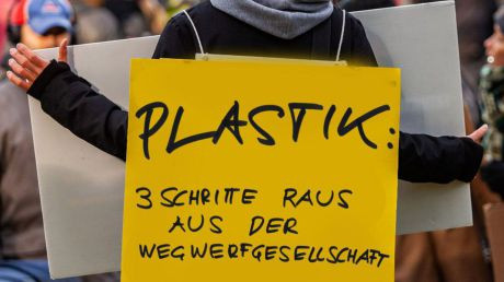Plakat auf einer Demonstration: Plastik - 3 Schritte aus der Wegwerfgesellschaft