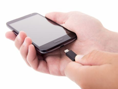 Smartphone wird ans Ladekabel angesteckt.