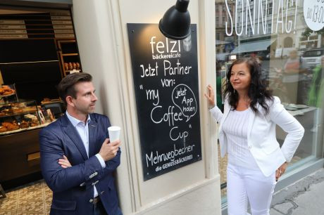 Christian Chytil und Umweltstadtr&auml;tin Uli Sima vor einem Caf&eacute; mit myCoffeeCup