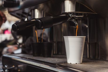 Bild vergrößern Kaffeemaschine füllt Kaffee in den myCoffeeCup