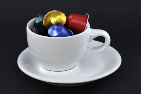 Kaffeetasse gef&uuml;llt mit Alukapseln