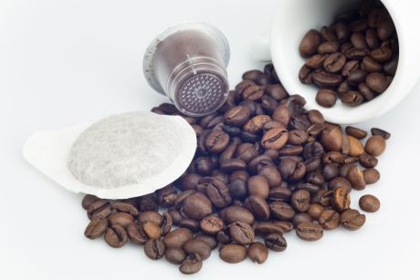 Kaffeebohnen, Kaffeekapsel aus Kunststoff und Kaffeepad