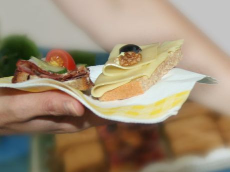 Bild vergrößern Brötchen vom Buffet nehmen