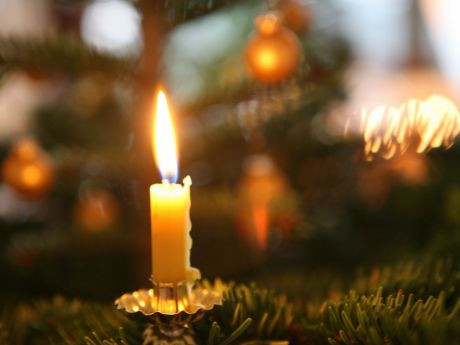 Kerze am Christbaum