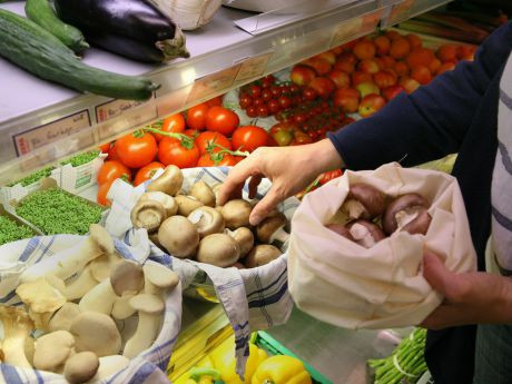 Gem&uuml;seinkauf mit dem Stoffsackerl in der mass-greisslerei.at