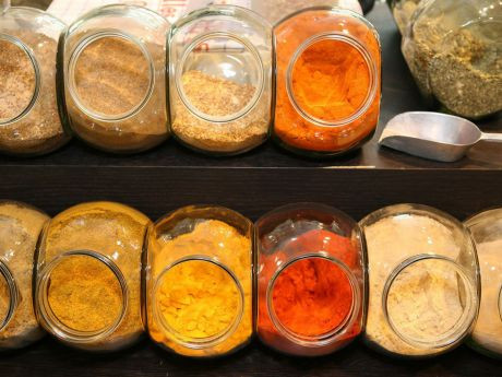 Gew&uuml;rze im Glas in der mass-greisslerei.at