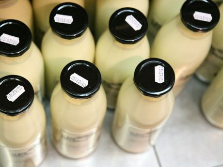 Mehrweg-Milchflasche in der mass-greisslerei.at