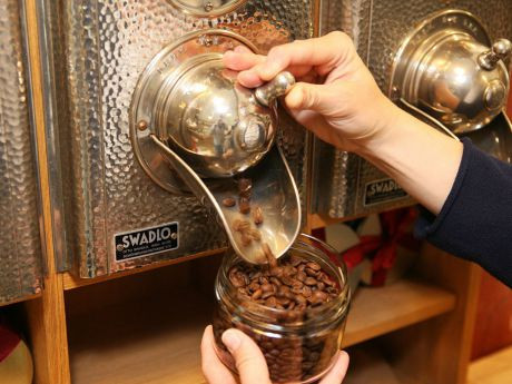 Einkauf von Kaffeebohnen in der mass-greisslerei.at